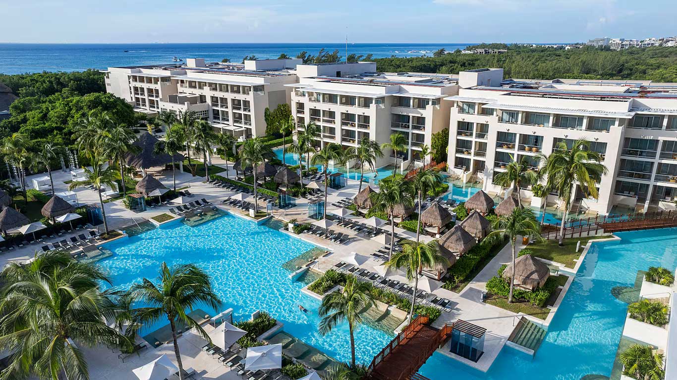 Paradisus La Perla adults-only all-inclusive resort in Playa del Carmen with luxury suites, beachfront pools, and tropical gardens.